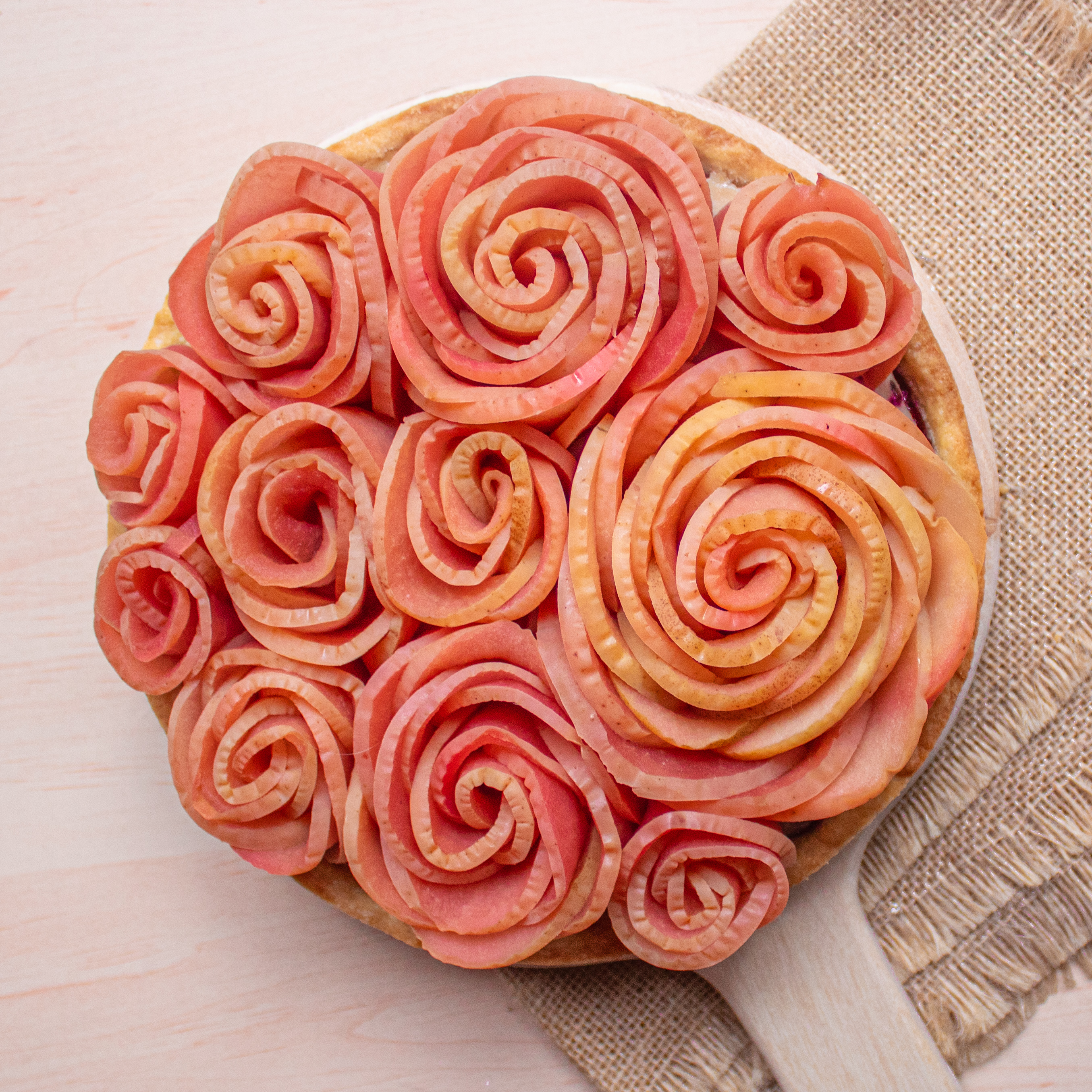 tarte aux pommes aux fleurs cuite au four